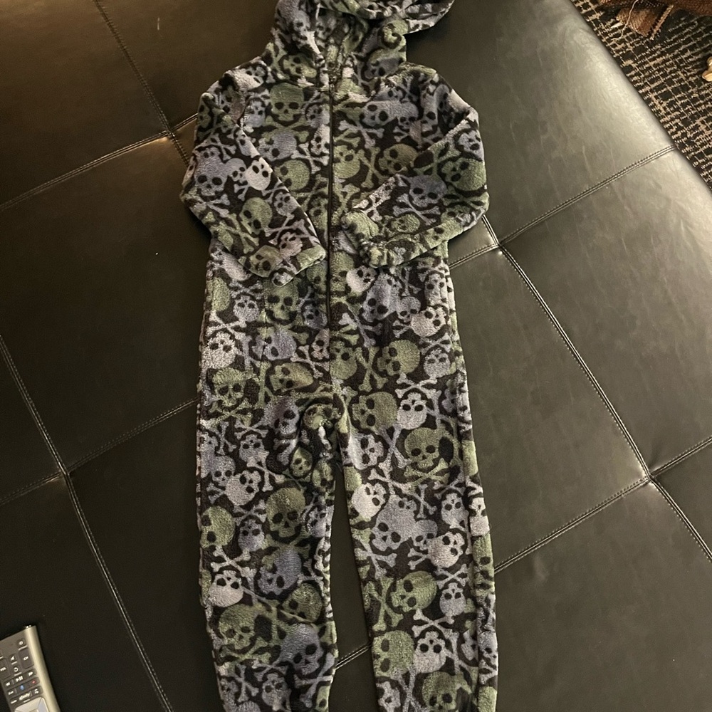 Boys Cat & Jack skull onesie pajamas, size 4/5